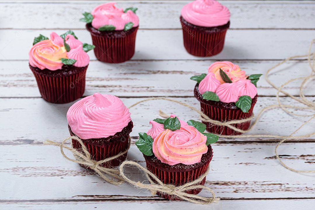 Cupcakes de veludo vermelho decorados com renda de fio de sisal