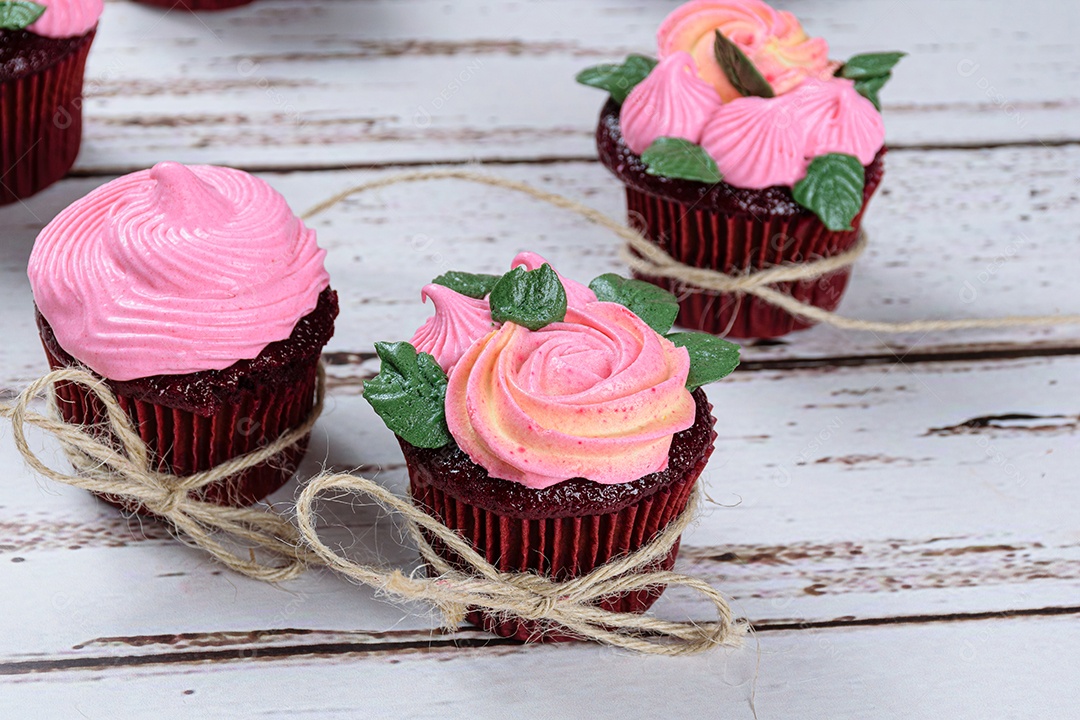 Detalhe de cupcakes de veludo vermelho decorados com laço de fio de sisal