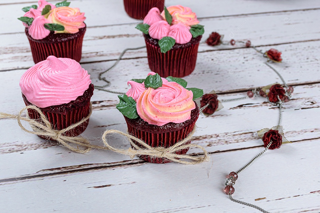 Detalhe de cupcakes de veludo vermelho decorados com laço de fio de sisal