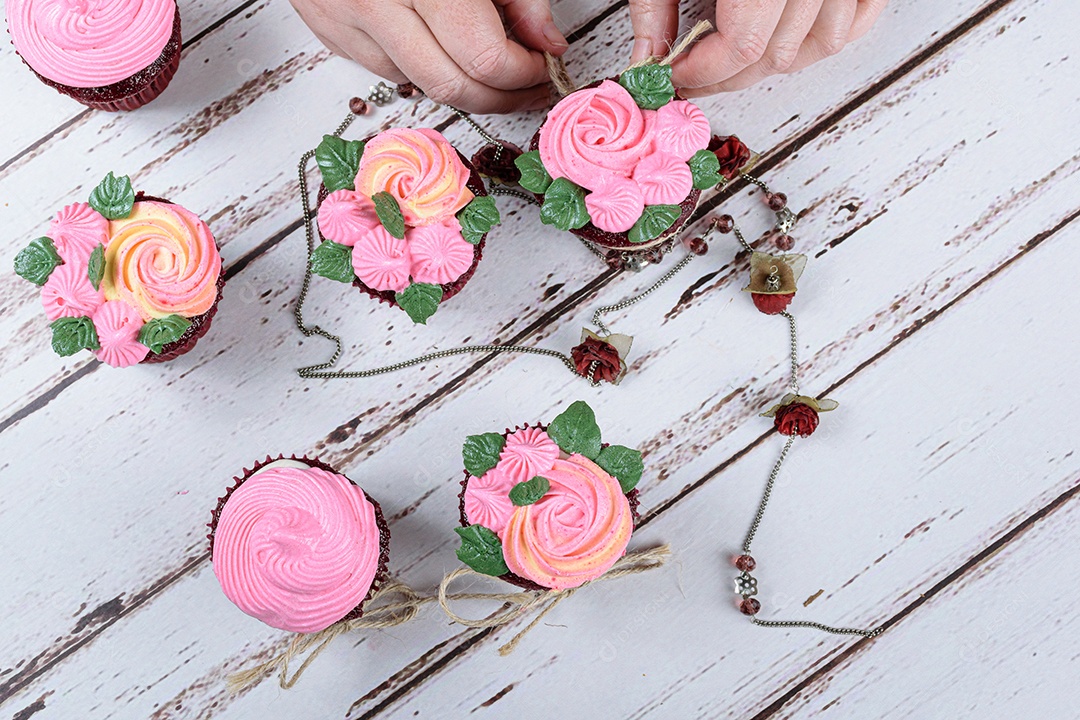 Cupcakes red velvet decorados com renda de sisal