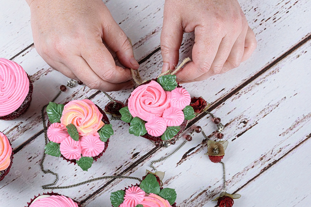 Cupcakes red velvet decorados com renda de sisal
