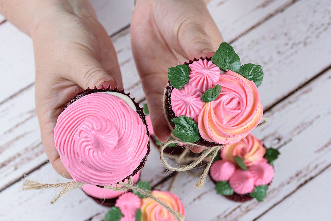 Em primeiro plano confeitaria mostrando dois cupcakes red velvet