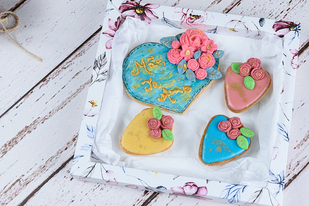 Biscoitos amanteigados, decorados com fondant e glacê real