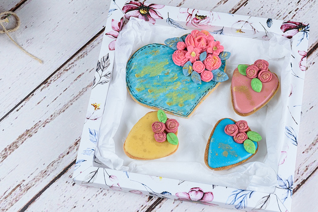 Biscoitos amanteigados, decorados com fondant e glacê real