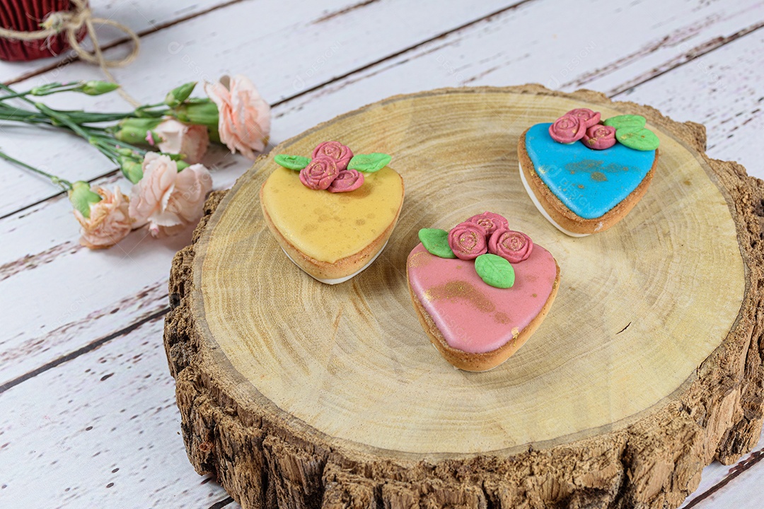 Biscoitos amanteigados, decorados com fondant e glacê real