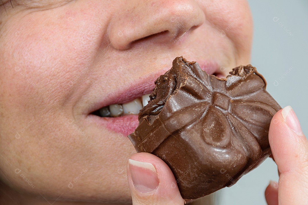 Close up do bolo de mel brasileiro com uma mordida