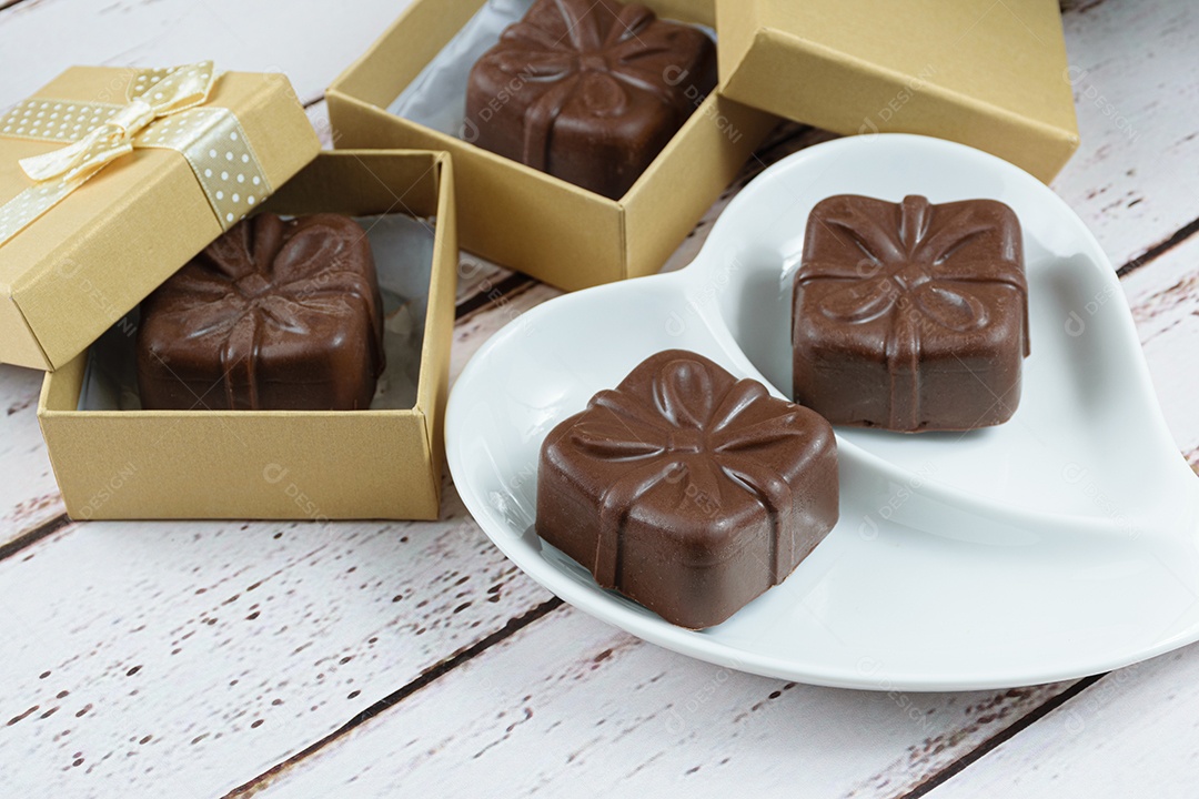 Brazilian honey cakes on a plate and inside golden gift boxes.