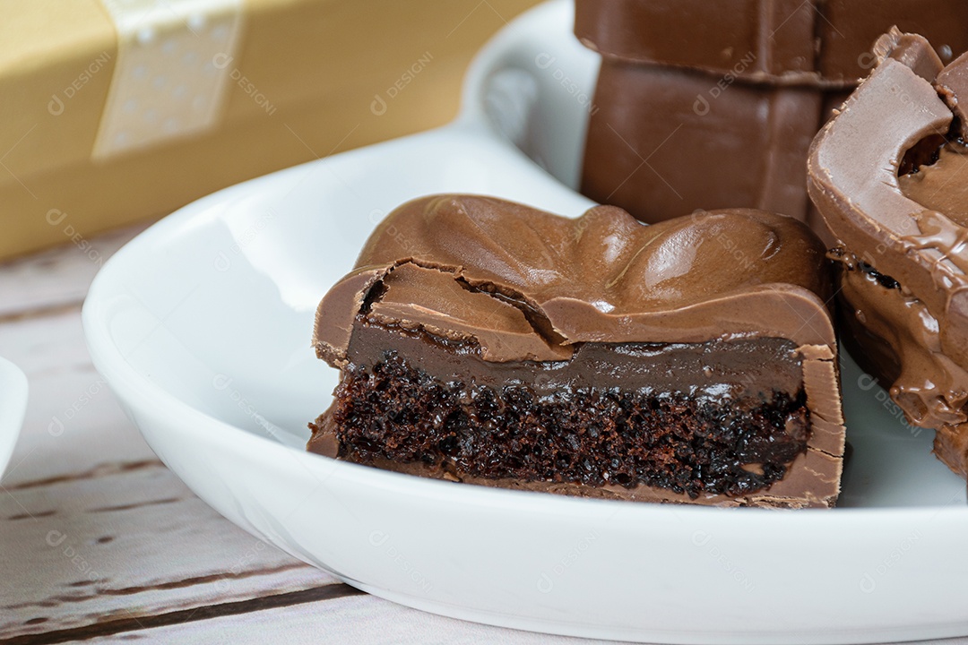 Detalhe da metade de um bolo de mel brasileiro com brigadeiro