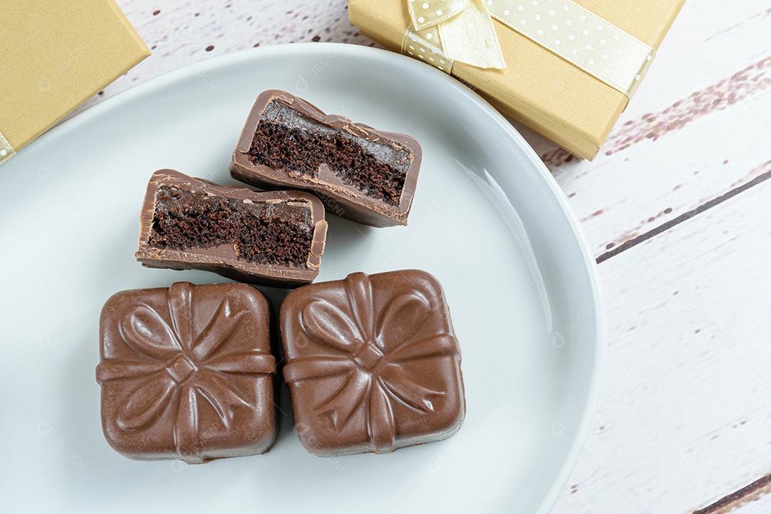 Bolo de mel brasileiro cortado ao meio com brigadeiro