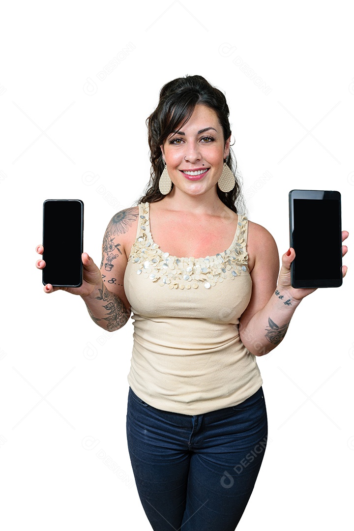 Mulher brasileira sorrindo, tatuada, segurando e mostrando para a câmera um smartphone e um tablet