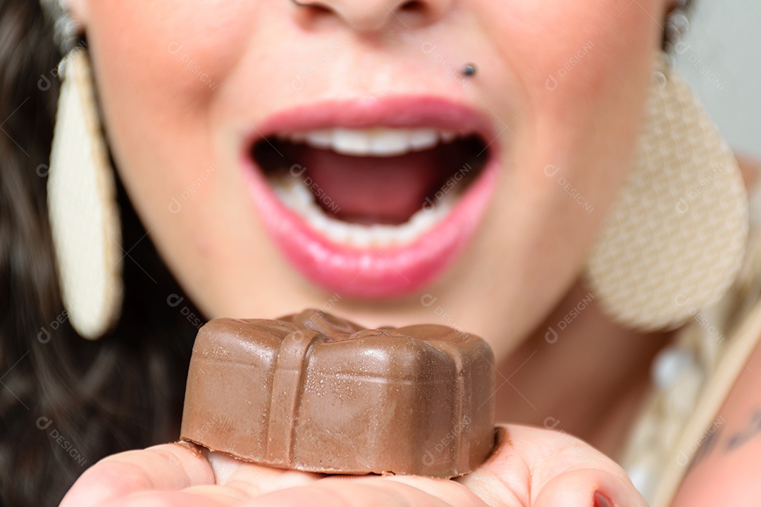 Close up do bolo de mel brasileiro na mão.