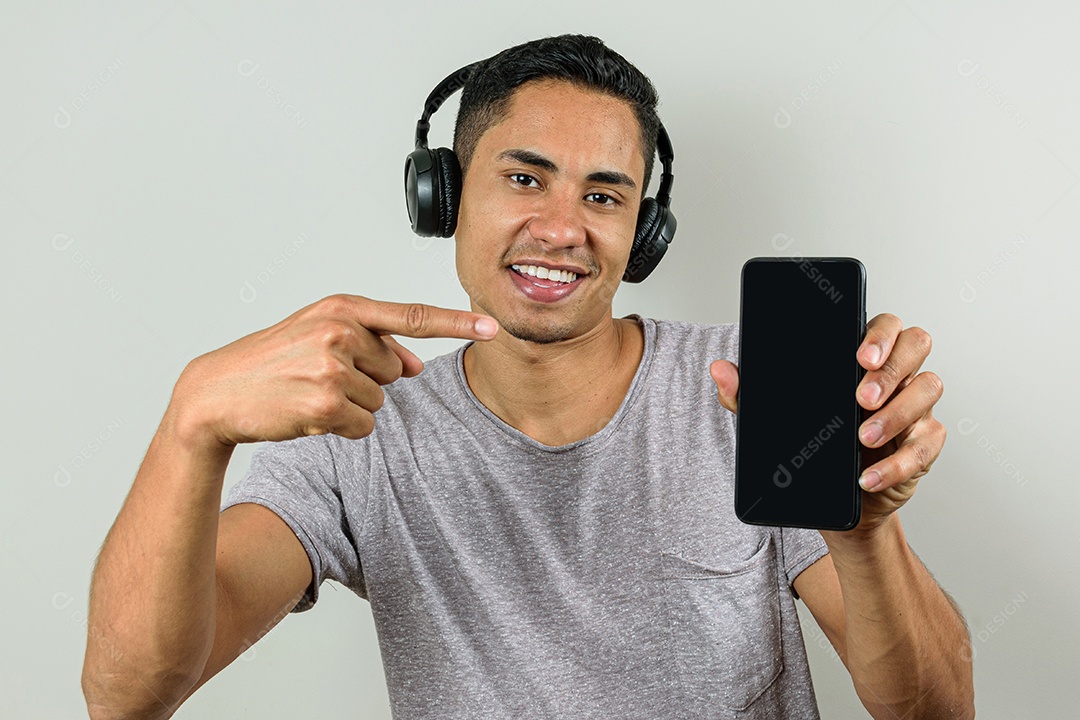 Brasileiro sorridente de 28 anos com fone de ouvido sem fio