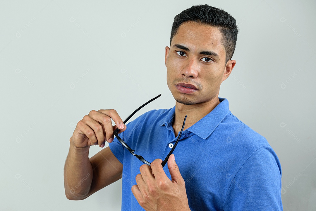 Brasileiro de 28 anos, com camisa de gola alta