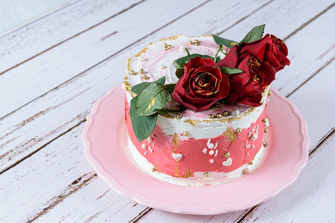 Bolo de chocolate coberto com buttercream de merengue suíço