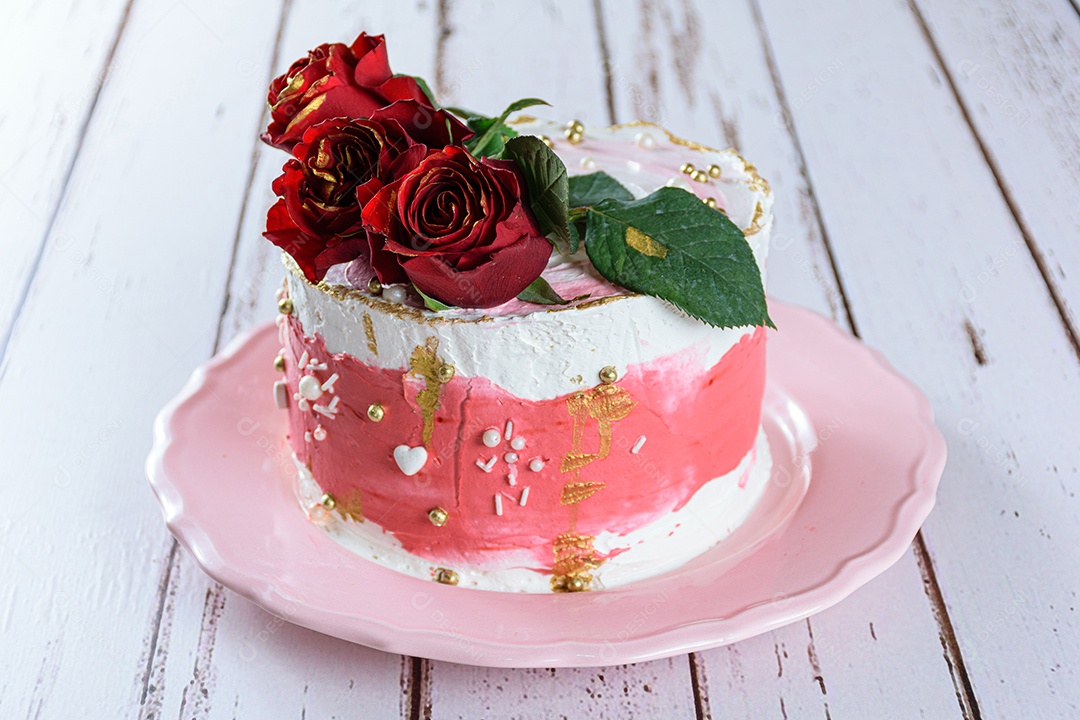 Bolo de chocolate coberto com buttercream de merengue suíço