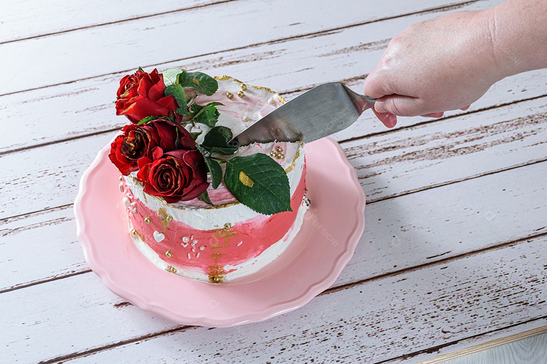 Cortar uma fatia de bolo de chocolate coberto com merengue suíço