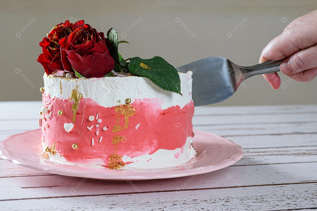 Cortar uma fatia de bolo de chocolate coberto com merengue suíço