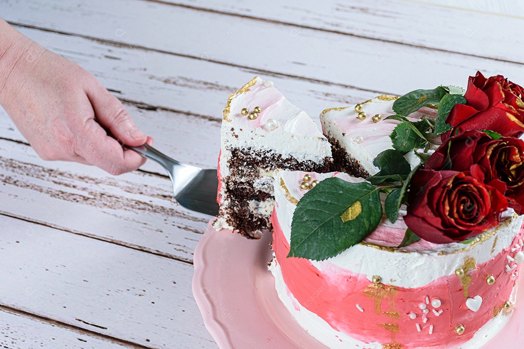 Cortar uma fatia de bolo de chocolate coberto com merengue suíço