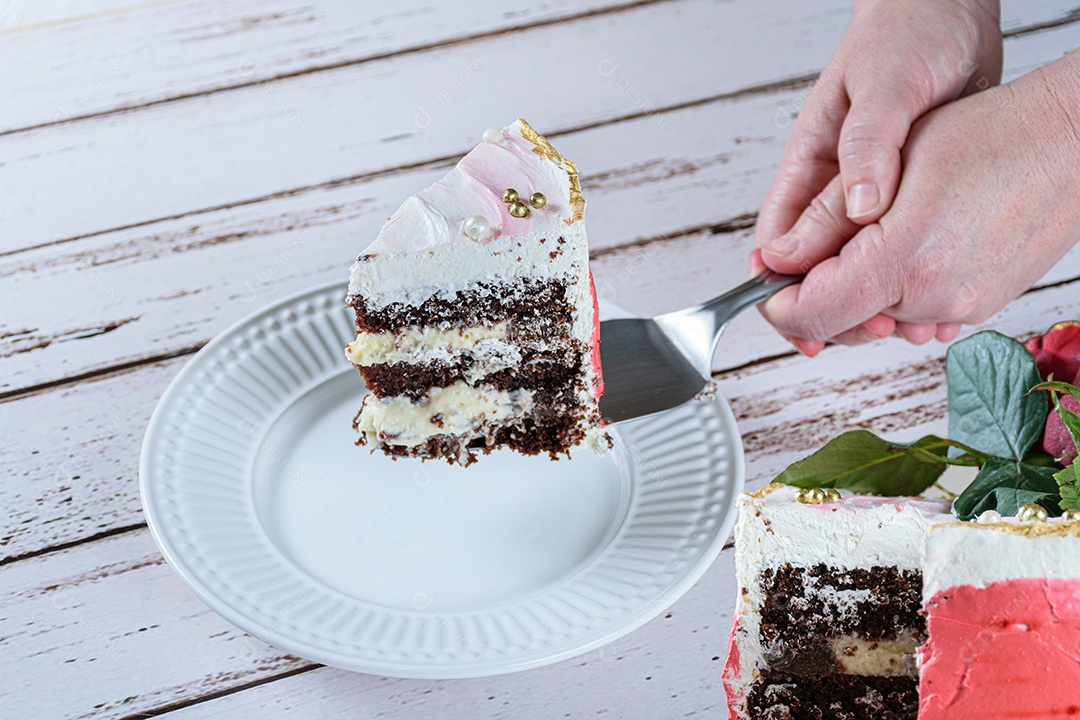 Colocar uma fatia de bolo de chocolate coberta com merengue suíço