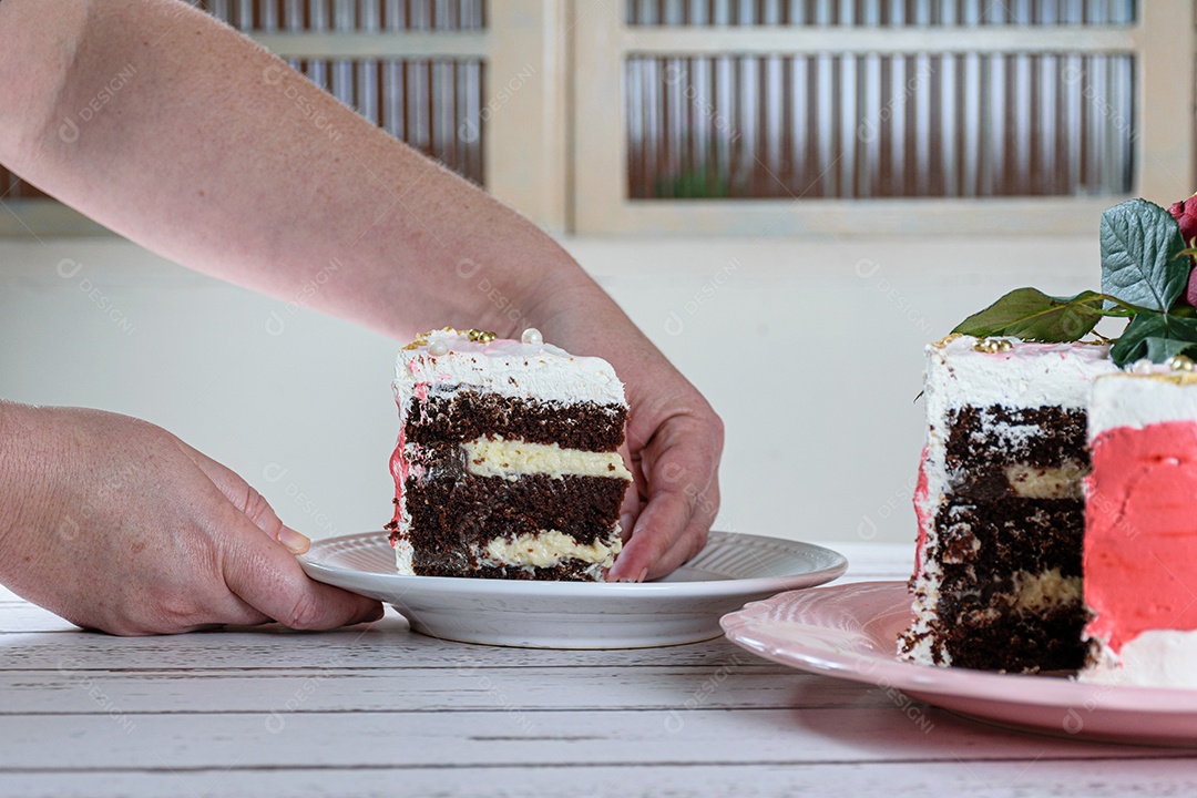 Confeiteiro colocando uma fatia de bolo de chocolate com mascarpone