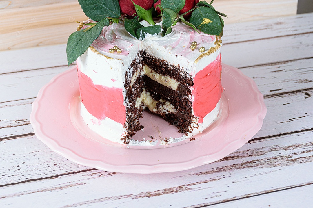 Bolo fatiado. Bolo de chocolate com recheio de mascarpone