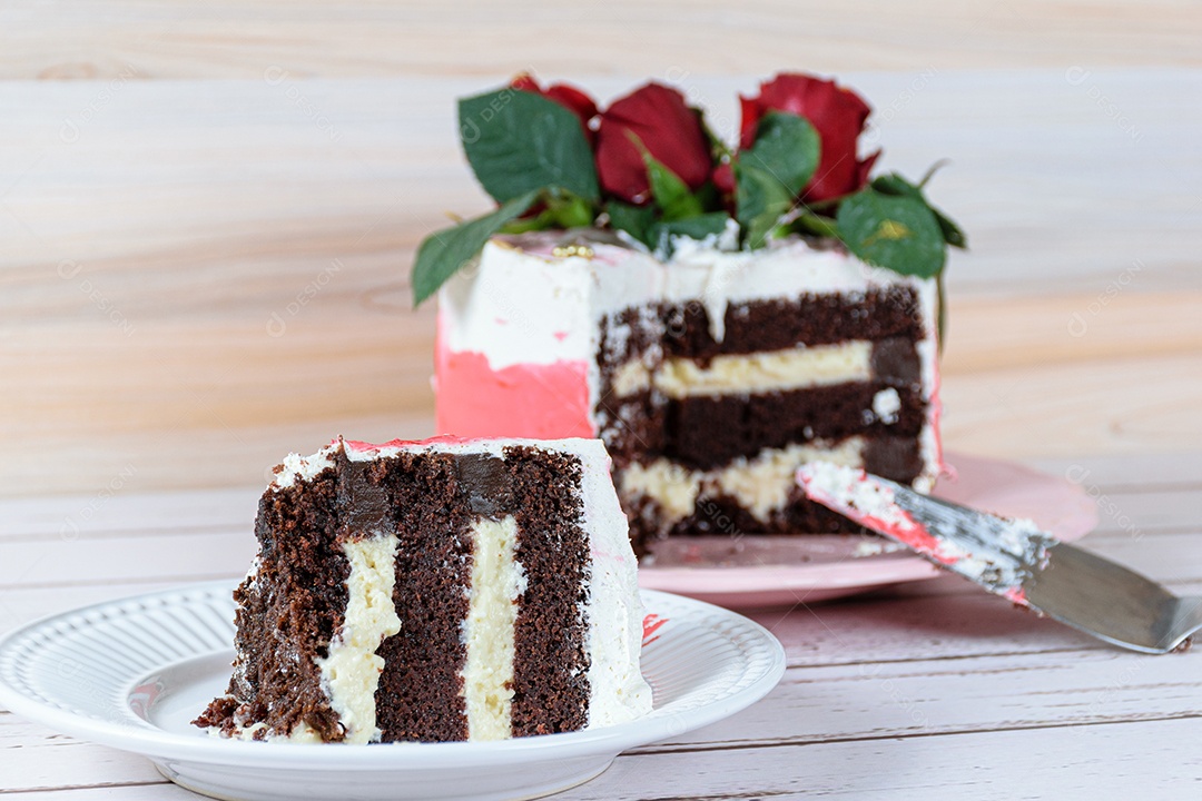 Fatia de bolo de chocolate com recheio de mascarpone