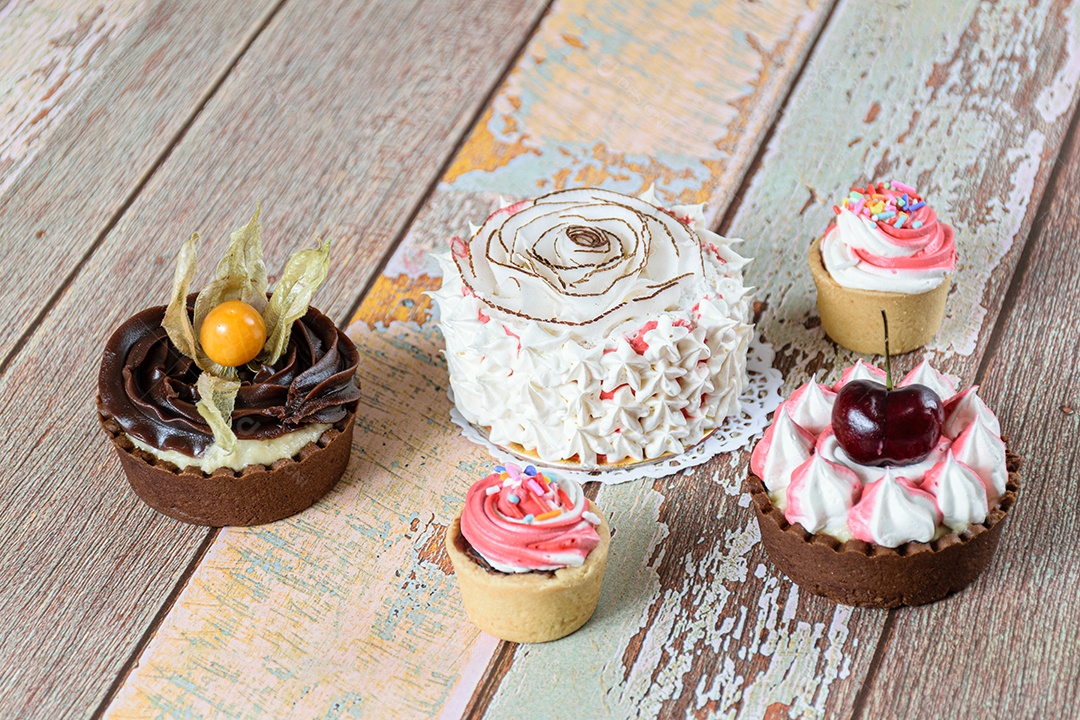 Mini bolo de baunilha decorado com lascas de coco seco e chantilly