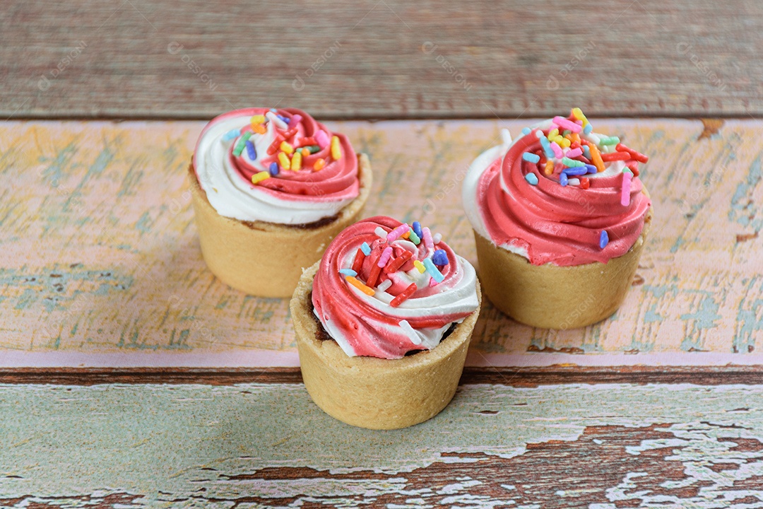Detalhe de três tortas de massa mini sablée com cobertura de chantilly