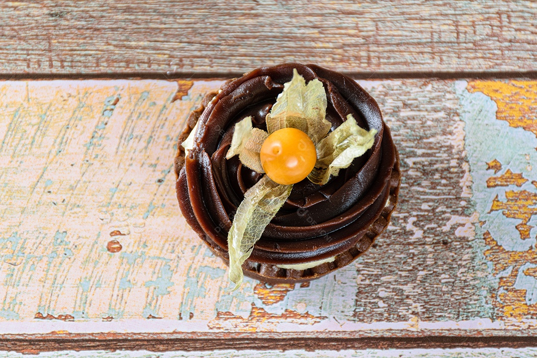 Detalhe de mini torta com creme de mascarpone e ganache de chocolate