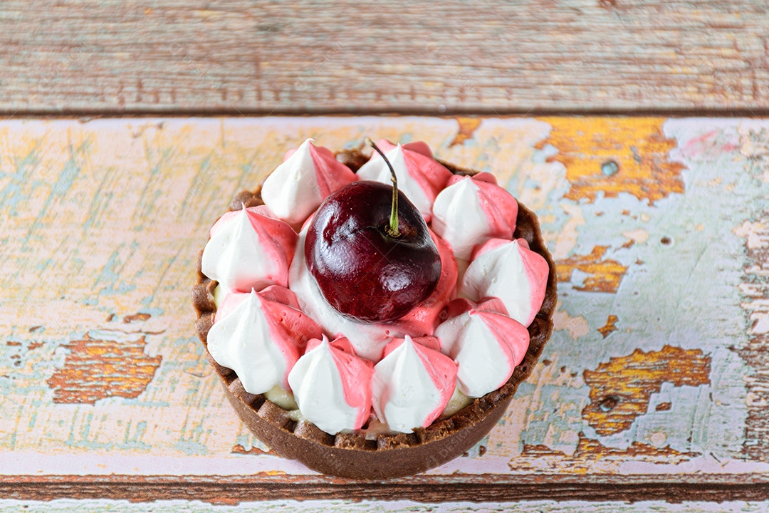 Mini torta de chocolate closeup com ganache de chocolate, com chantilly