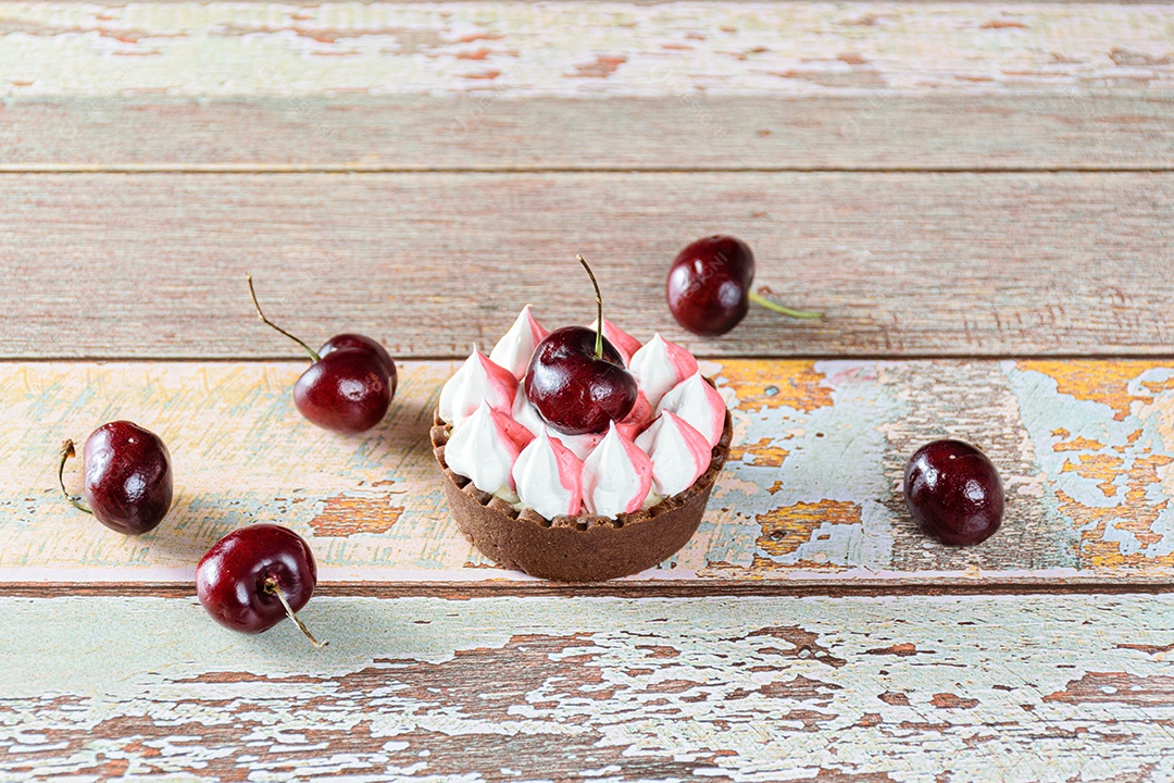 Minitorta de chocolate com ganache de chocolate, coberta com chantilly