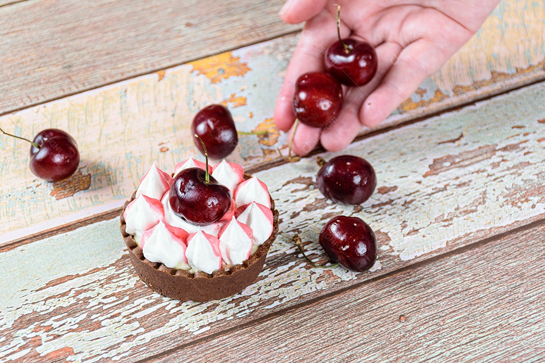 Minitorta de chocolate com ganache de chocolate, coberta com chantilly
