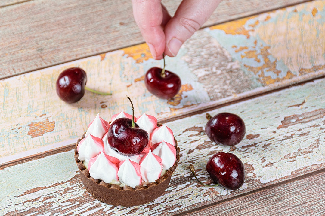 Minitorta de chocolate com ganache de chocolate, coberta com chantilly