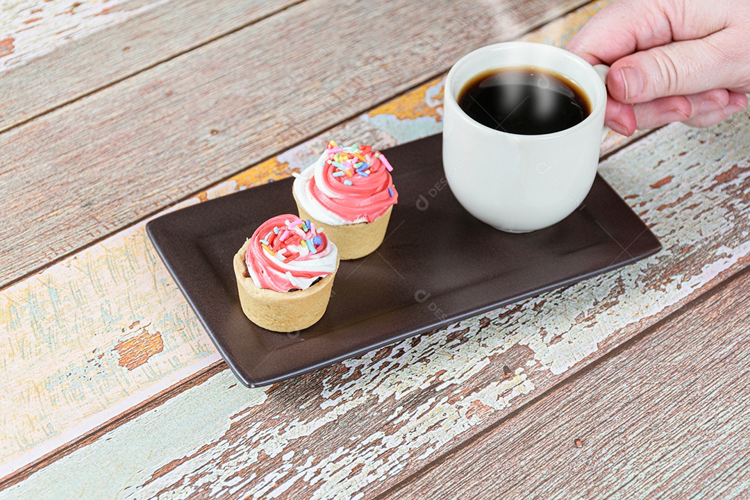 Mini tortas com massa Sablée e cobertura de chantilly