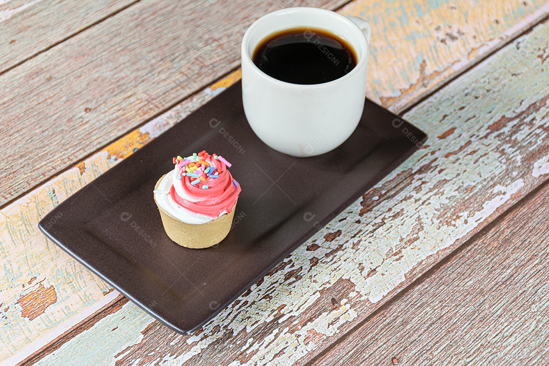 Mini tarte com massa Sablée e cobertura de chantilly