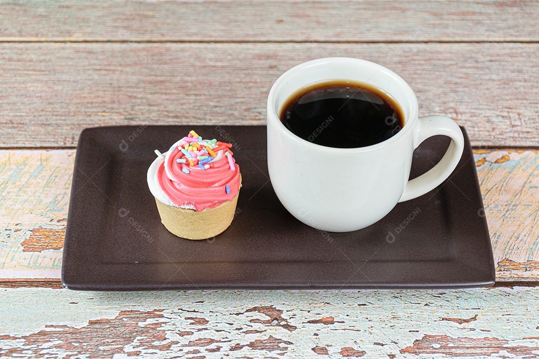 Detalhe de uma mini torta com massa Sablee e topo de chantilly