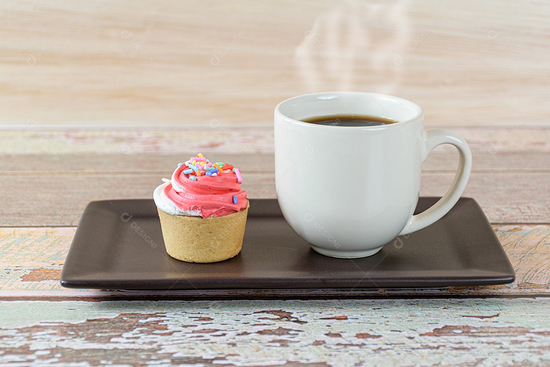 Detalhe de uma mini torta com massa Sablee e topo de chantilly