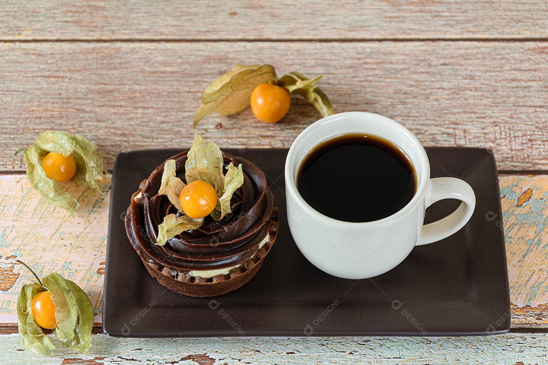 Mini torta com creme de mascarpone e ganache de chocolate, decorada