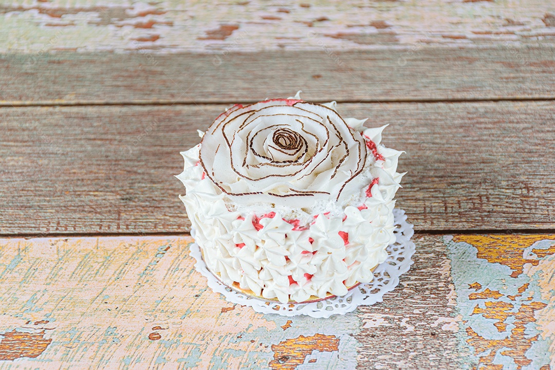 Mini bolo de baunilha decorado com lascas de coco seco e chantilly