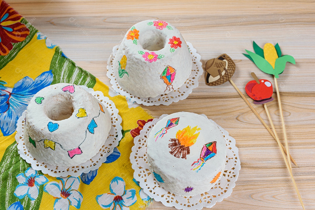 Bolo de limão coberto com glacê real, pintado com tinta comestível