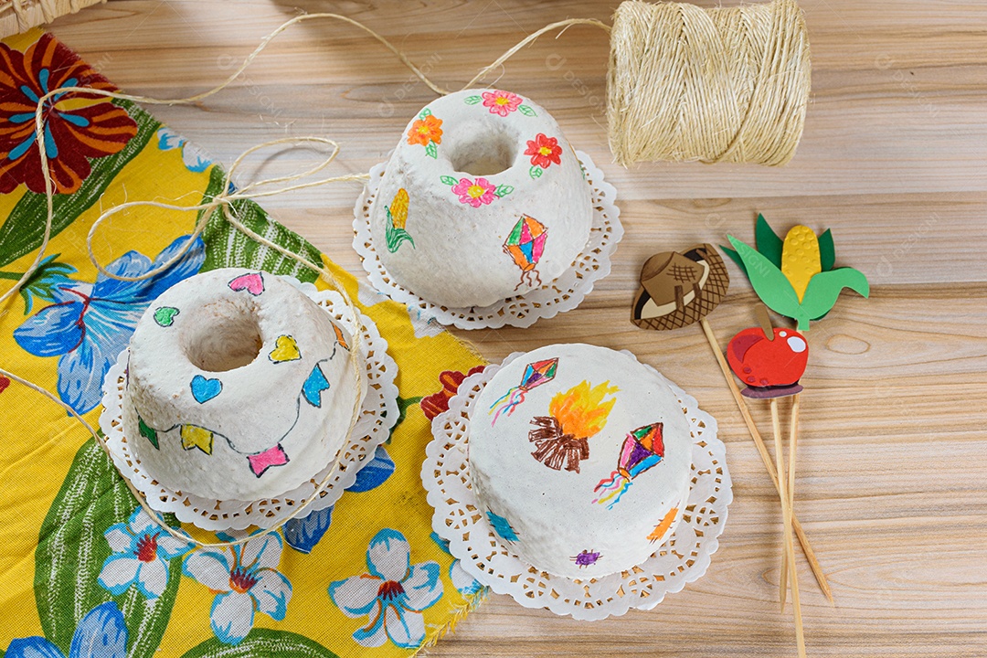 Bolo de limão com cobertura de glacê real. Ao lado do fio de sisal