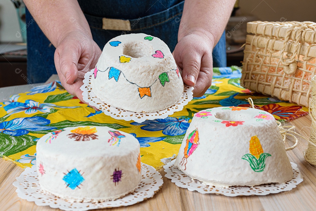 Confeiteiro mostrando um bolo de limão coberto com glacê real