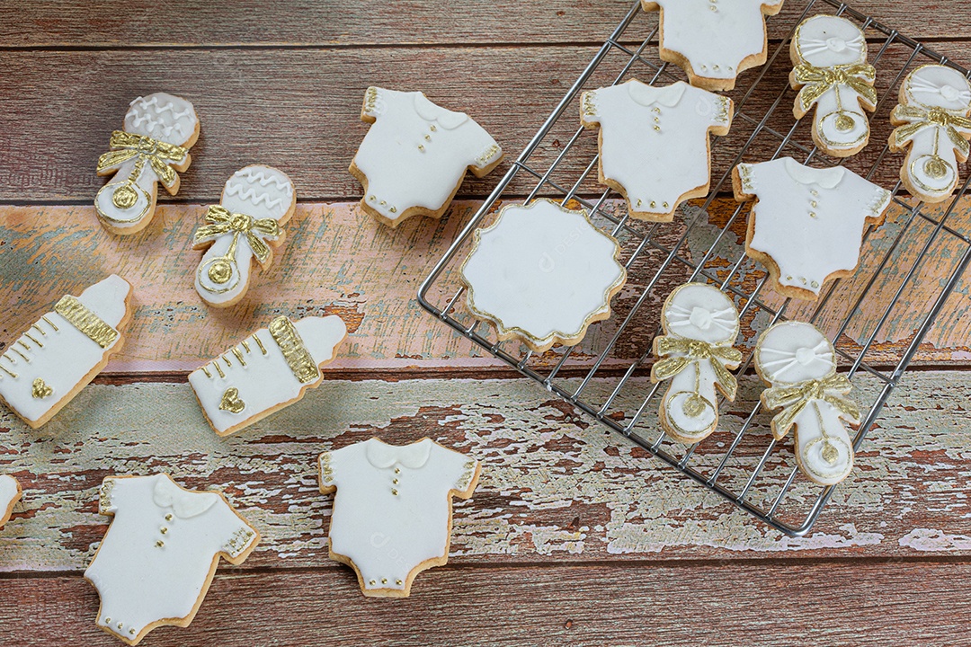 Biscoitos amanteigados cobertos com glacê real. na forma de um bebê