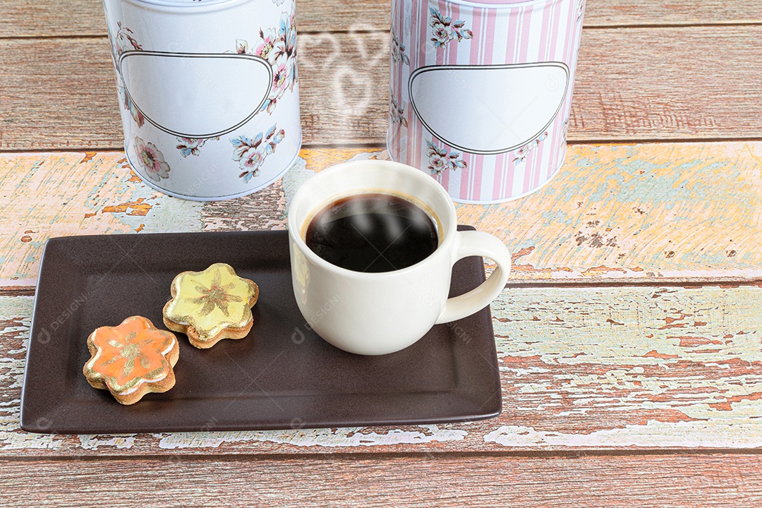 Biscoitos amanteigados com tinta comestível, ao lado de uma xícara de café