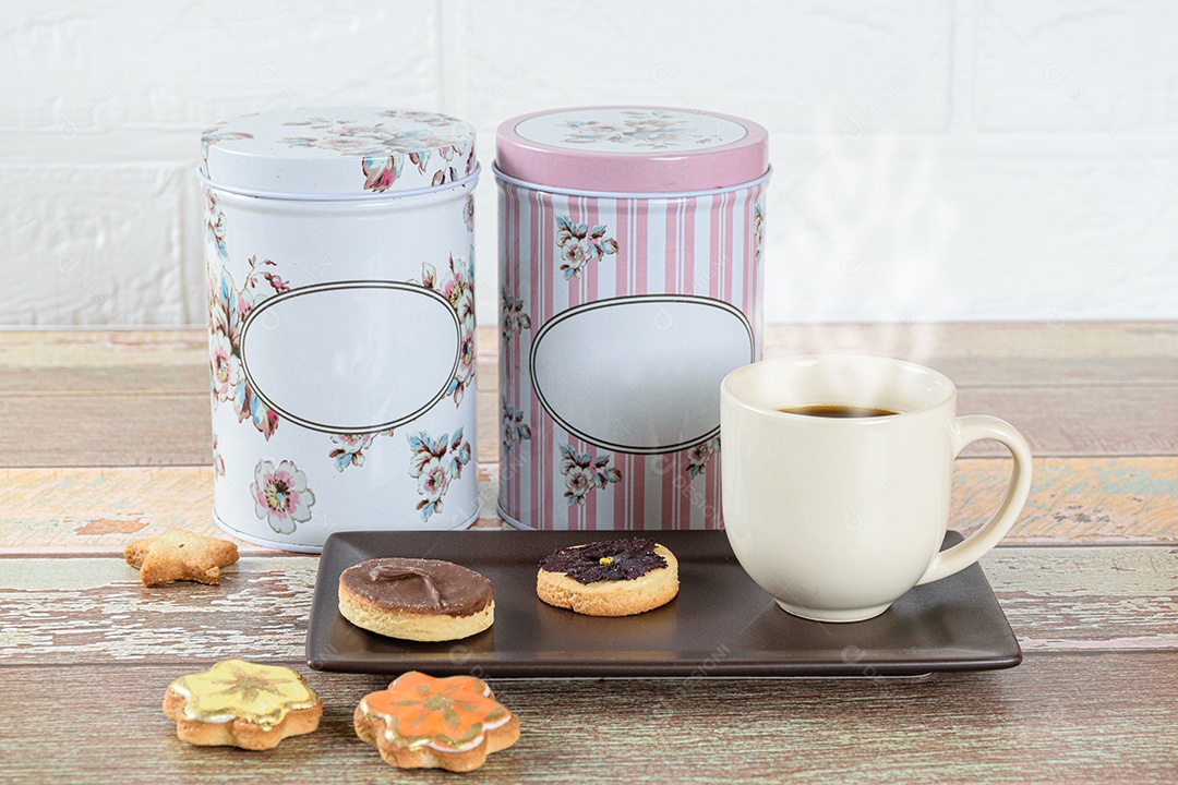 Biscoito amanteigado com uma flor desidratada em cima