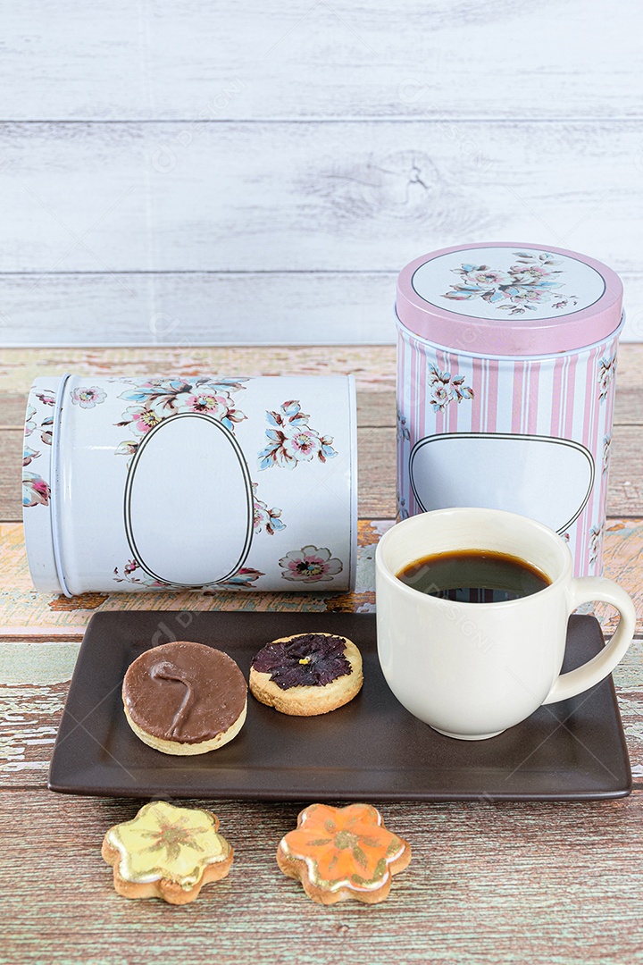 Biscoito amanteigado com uma flor desidratada em cima