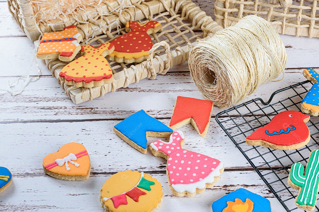 Biscoitos amanteigados cobertos com glacê real. Em diferentes formatos