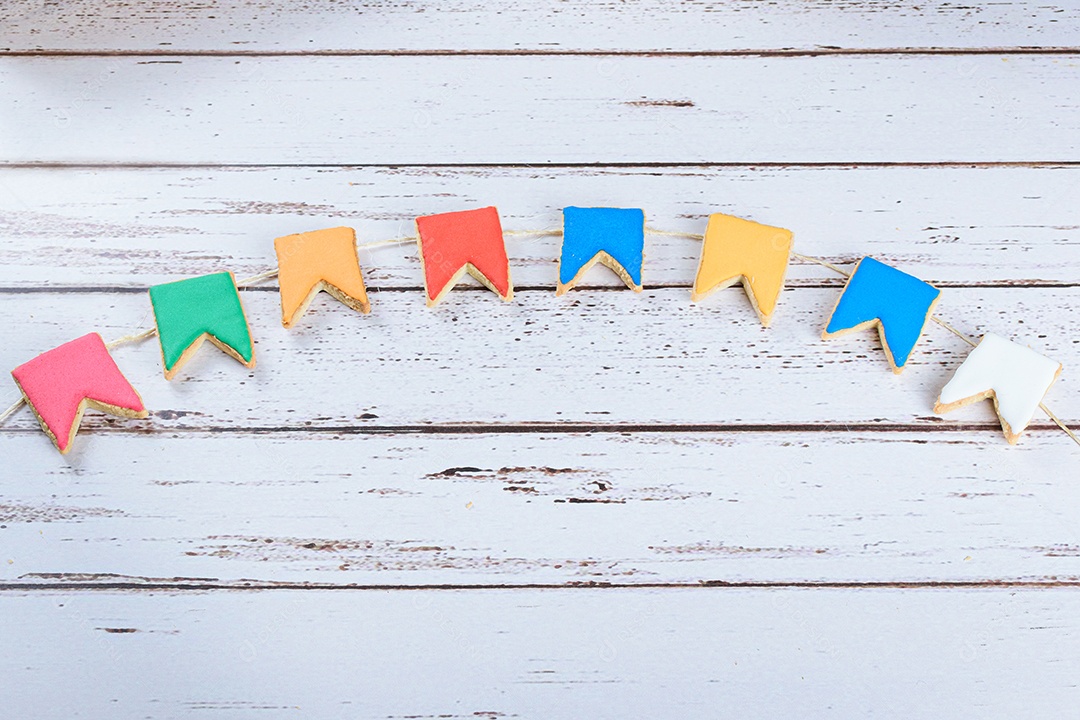 Biscoitos amanteigados cobertos com glacê real. Em forma de bandeira decorativa da festa junina brasileira