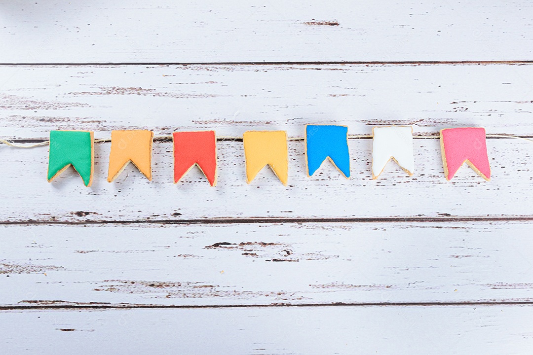 Biscoitos amanteigados cobertos com glacê real. Em forma de bandeira decorativa da festa junina brasileira