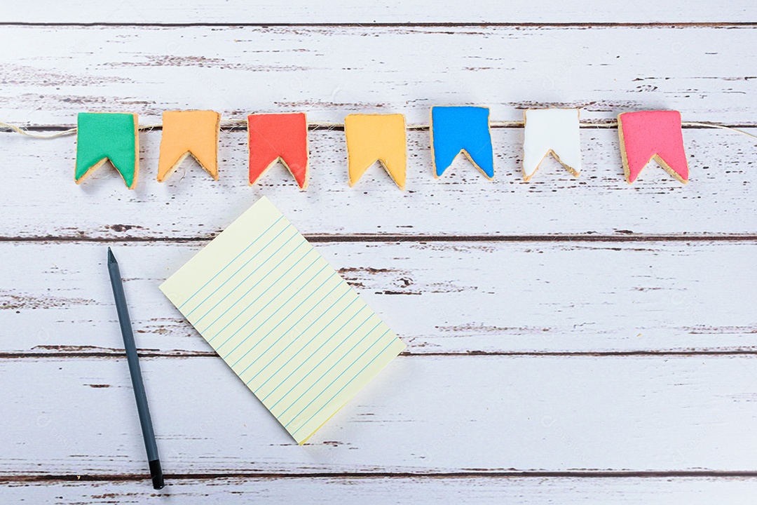 Bloco de notas ao lado de um lápis de grafite e biscoitos amanteigados